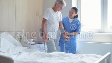帮助护士帮助<strong>老人拄着拐杖</strong>走路